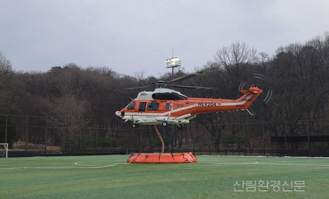 (산림청제공)_이동식_저수조에서_담수중인_헬기.jpg