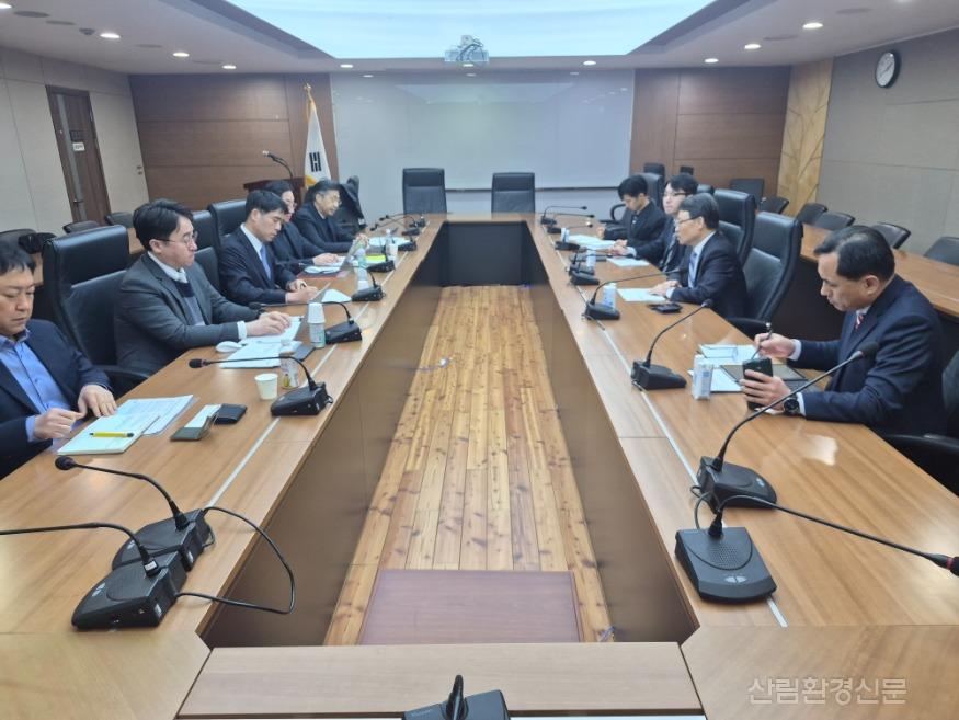 사진1.박은식 산림청장(오른쪽 두번째)이 9일 산림비전센터에서 중동전쟁 관련 목재산업계 현안 긴급점검을 위한 간담회를 주재하고 있다.jpg
