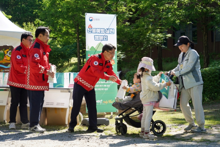 사진2.박은식 산림청장(왼쪽 세번째)이 5일 어린이날 국립대전숲체원에서 가족단위 나들이객을 대상으로 산불예방 홍보활동을 하고있다..jpg