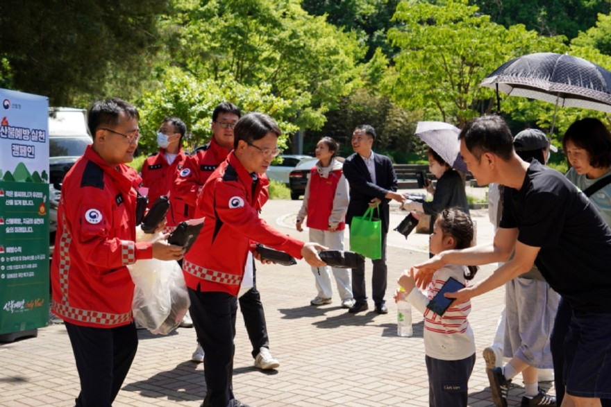 사진1.박은식 산림청장(왼쪽 두번째)이 10일 대전광역시 대청호 로하스공원에서 나들이를 나온 시민들을 대상으로 산불예방 캠페인을 실시하고 있다..jpg