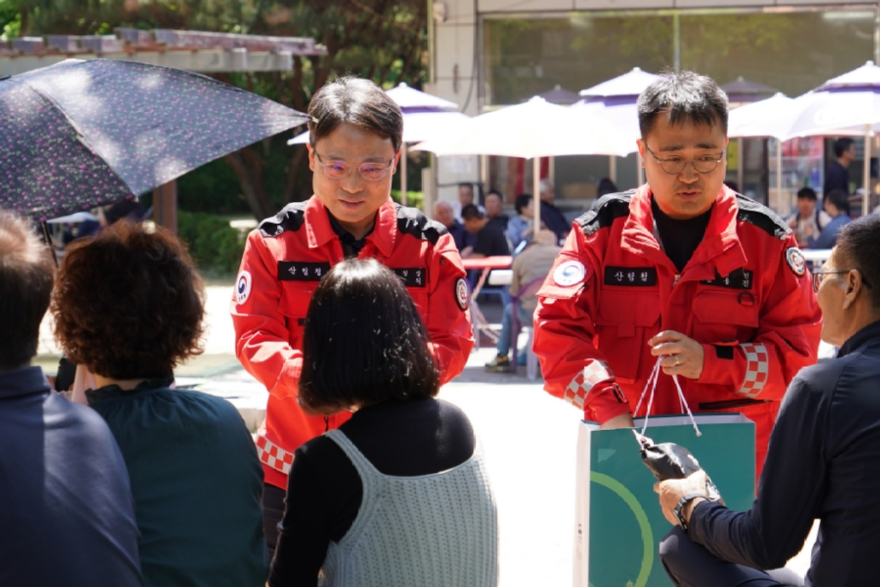 사진3.박은식 산림청장(왼쪽)이 10일 대전광역시 대청호 로하스공원에서 나들이를 나온 시민들을 대상으로 산불예방 캠페인을 실시하고 있다..jpg