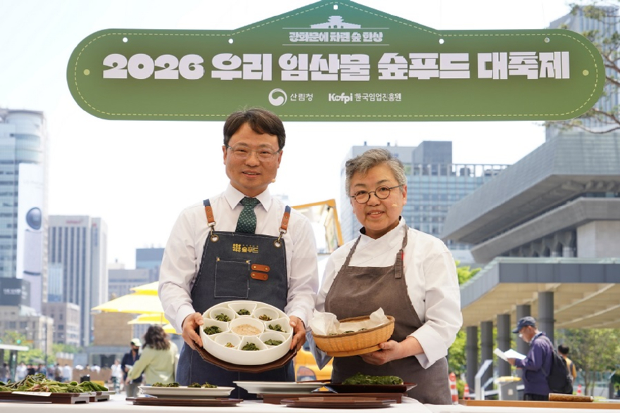 사진3._박은식_산림청장(왼쪽)이_조희숙_한식_요리사(오른쪽)와_13일_서울_광화문광장에서_열린_‘2026년_우리임산물_숲푸드_대축제_시연회’에서_기념사진을_촬영하고_있다.jpg