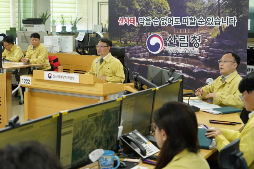 사진1.박은식 산림청장(왼쪽 세번째)이 22일 산림청 상황실에서 호우 강풍대비 대책회의를 진행하고 있다.jpg