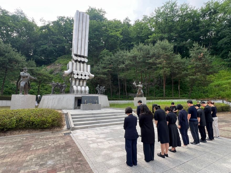 01 국립수목원장과 과장·실장급 간부들이 2026년 6월 4일 의정부 현충탑 추모공원에서 참배하고 있다.JPG