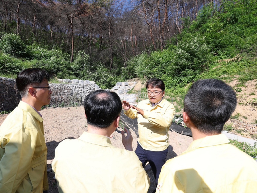 사진1.산림청은 행정안전부와 함께 4일 경북 청송군을 방문해 산사태 예방을 위한 산불 피해지 복구현황을 점검했다.jpg