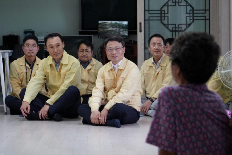 사진3.박은식 산림청장(가운데)이 26일 경상남도 산청군 복구사업장 인근 주민을 만나 대피의 중요성을 강조하고 있다.jpg