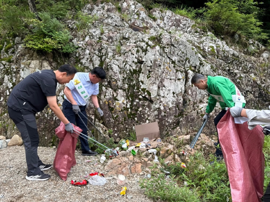 사진2.산림청은 여름 휴가철을 맞아 6월 30일까지 전국 주요 명산, 산림계곡 등 총 47개소에서 산림정화 캠페인을 실시한다.jpg