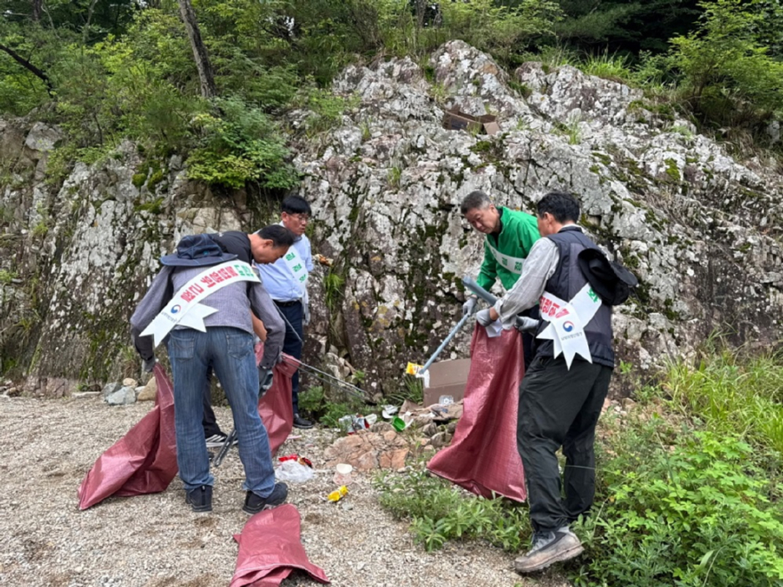 사진3.산림청은 여름 휴가철을 맞아 6월 30일까지 전국 주요 명산, 산림계곡 등 총 47개소에서 산림정화 캠페인을 실시한다.jpg