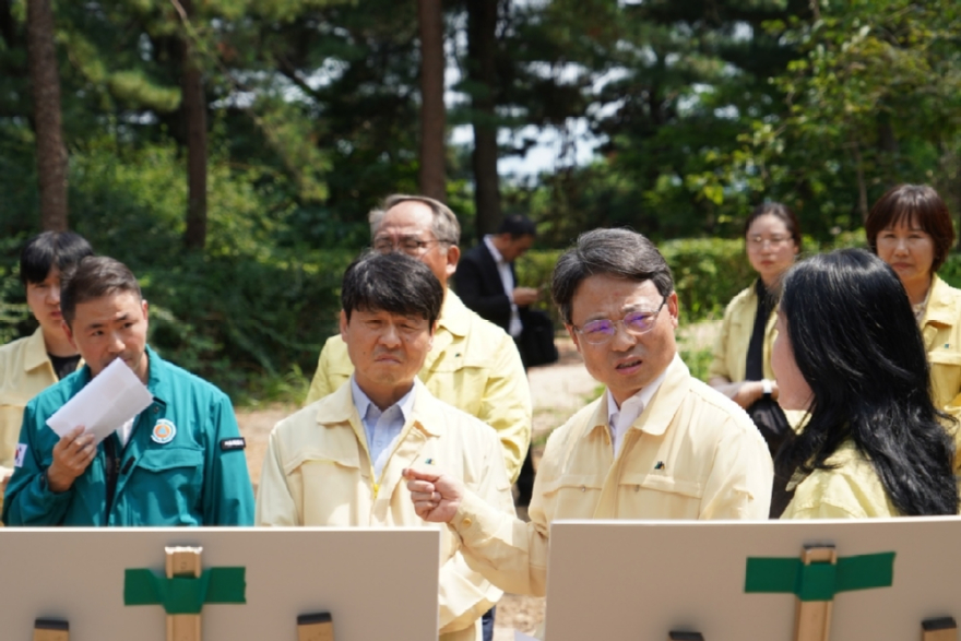 박은식 산림청장(왼쪽 세번째)이 서울 성북구 북한산국립공원 내 방제 현장을 점검하며 관계기관과 함께 소나무재선충병 확산 방지를 위한 정밀 예찰 및 방제 전략을 논의하고 있다..jpg