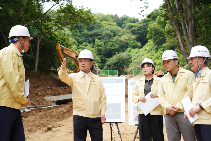 사진1.박은식 산림청장(왼쪽 두번째)이 3일 전북특별자치도 군산시 서수면에 위치한 사방댐을 점검하고 있다.jpg