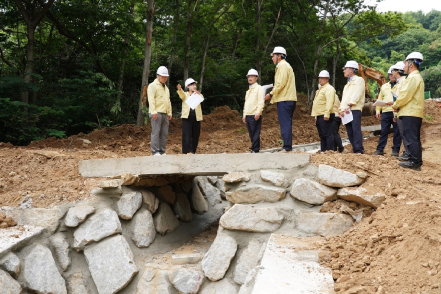 사진3.박은식 산림청장(왼쪽 세번째)이 3일 전북특별자치도 군산시 서수면에 위치한 사방댐을 점검하고 있다.jpg