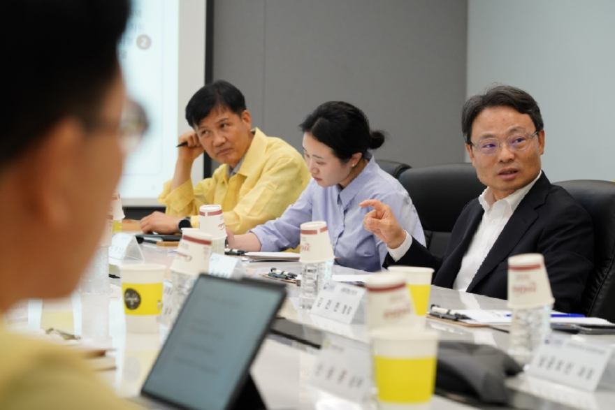 사진2.박은식 산림청장(오른쪽 첫번째)이 3일 재선충병 피해목 활용을 위한 산업계 관계자들과 의견을 나누고 있다.jpg