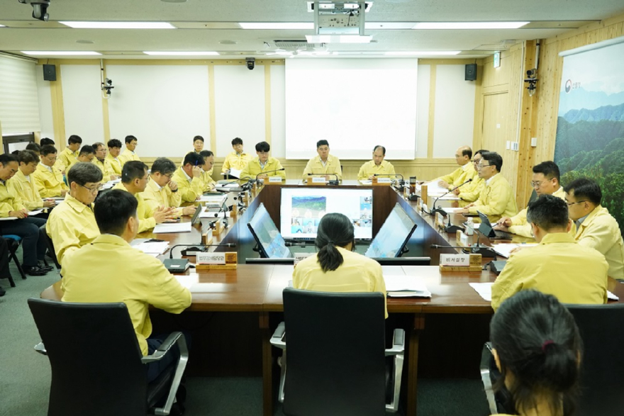사진2.박은식 산림청장(우측좌석 가운데)이 6일 소속기관 산사태 예방·대응 태세 점검회의를 주재하고 있다.jpg