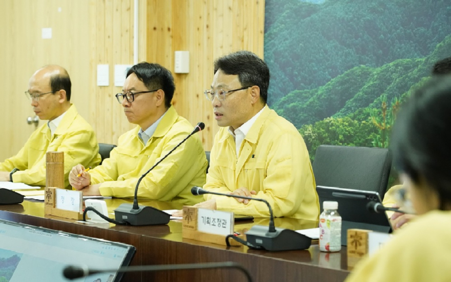 사진1.박은식 산림청장(가운데)이 6일 소속기관 산사태 예방·대응 태세 점검회의를 주재하고 있다.jpg