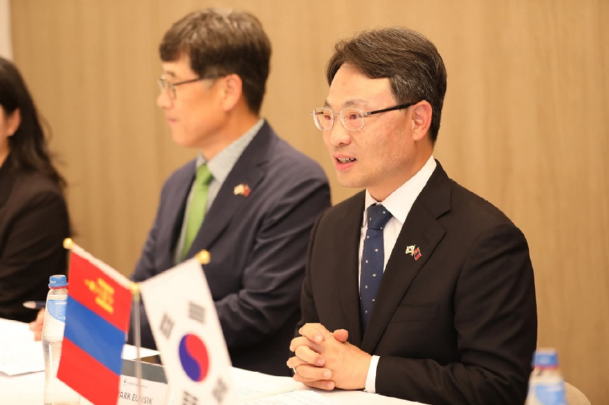 사진2.박은식 산림청장은 9일 몽골 울란바타르에서 몽골 환경기후변화부와 ‘사막화 방지·산림복원 양해각서’ 및 ‘기후변화 역량강화 양해각서’ 체결을 통해 양국간 산림협력을 확대했다.jpg