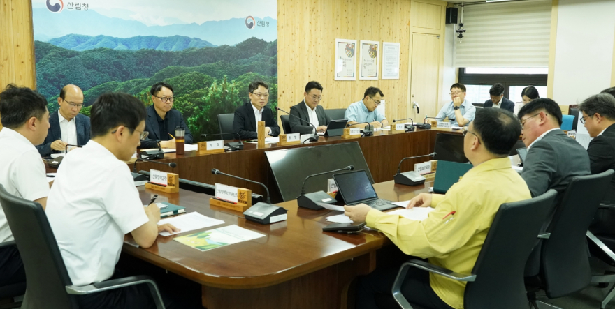 사진1.박은식 산림청장(정면방항 좌석 가운데)이 13일 휴가철 공직기강 해이를 사전에 차단하고 신뢰받는 산림 행정을 구현하기 위해 공직기강 확립에 솔선수범할 것을 간부회의에서 강조하고 있다.jpg