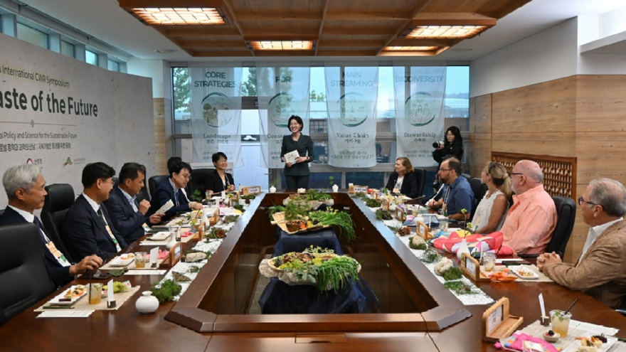 사진2.산림청은 9일 국립세종수목원에서 ‘제2회 산림 내 작물 재래원종 국제심포지엄’을 개최했다.JPG