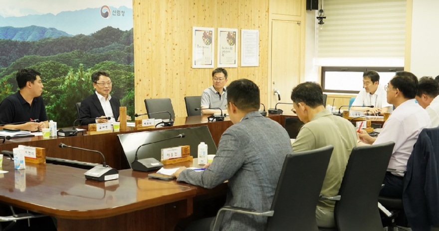사진1.박은식 산림청장(왼쪽에서 두번째)이 5일 정부대전청사에서 산림 및 임산분야 학회 관계자들과의 간담회를 주재하고 있다.jpg