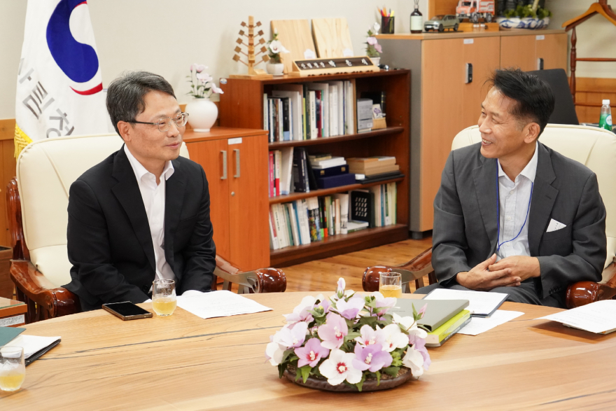 사진1.박은식 산림청장(왼쪽)이 5일 한국산림휴양복지학회 관계자 간담회를 주재하고 있다.jpg
