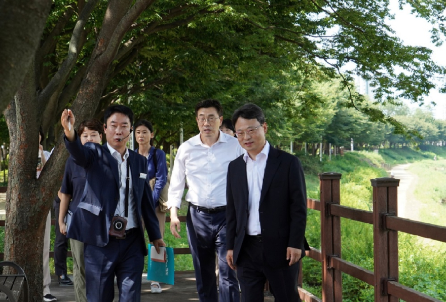 사진3.박은식 산림청장(앞줄 오른쪽)과 최원용 평택시장(앞줄 가운데)이 6일 평택 도시바람길숲을 방문해 폭염 저감 효과와 관리 방안에 대해 논의하고 있다.jpg