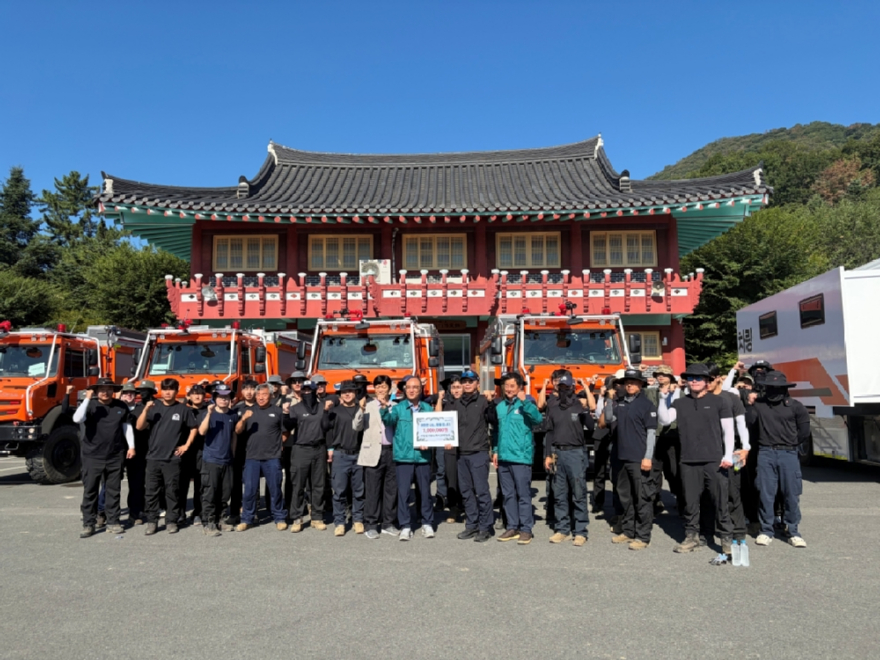 사진1.산림청은 7일 밀양시에서 농림축산식품부장관에게 받은 격려금을 밀양시에 전달하고 기념사진을 촬영하고 있다..jpg