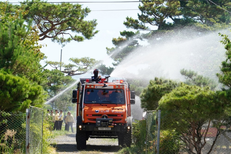 사진1.산림청은 7일 임업인의 폭염 가뭄피해 최소화를 위해 산불진화차량을 투입하여 용수를 공급하고 있다.jpg