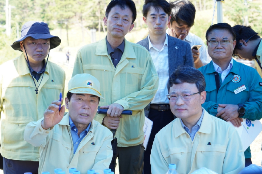 사진2.박은식 산림청장(오른쪽)과 성낙인 창녕군수(왼쪽)가 7일 창녕군 수종전환 방제사업지를 점검하고 있다 .jpg