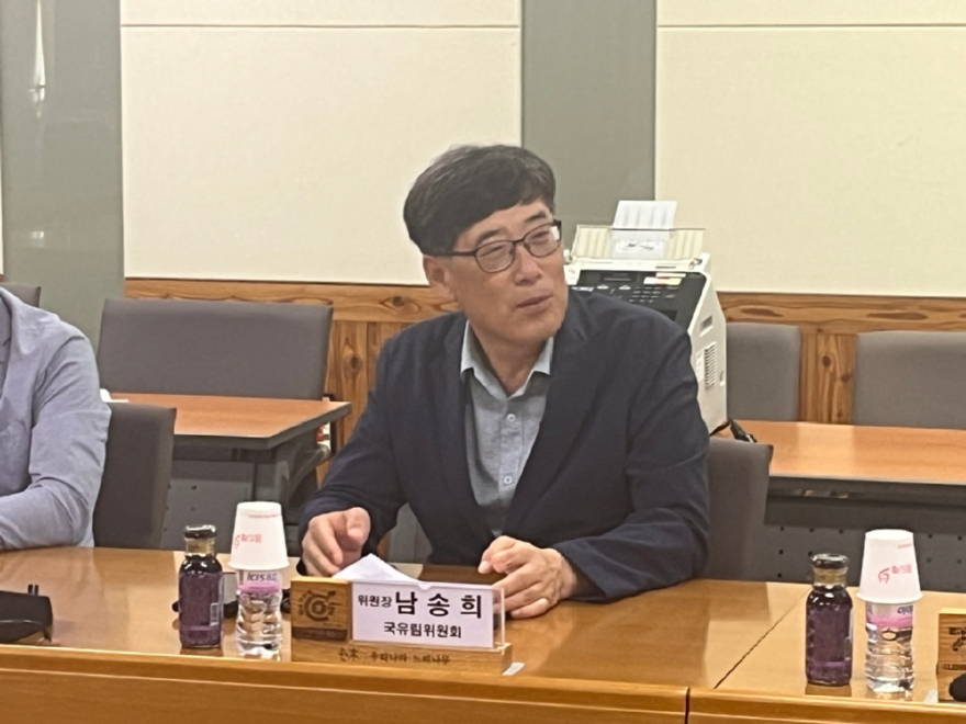 사진2. 남송희 동부지방산림청장(가운데)이 국유림위원회 위원들에게 모두 발언을 하고 있다..jpg