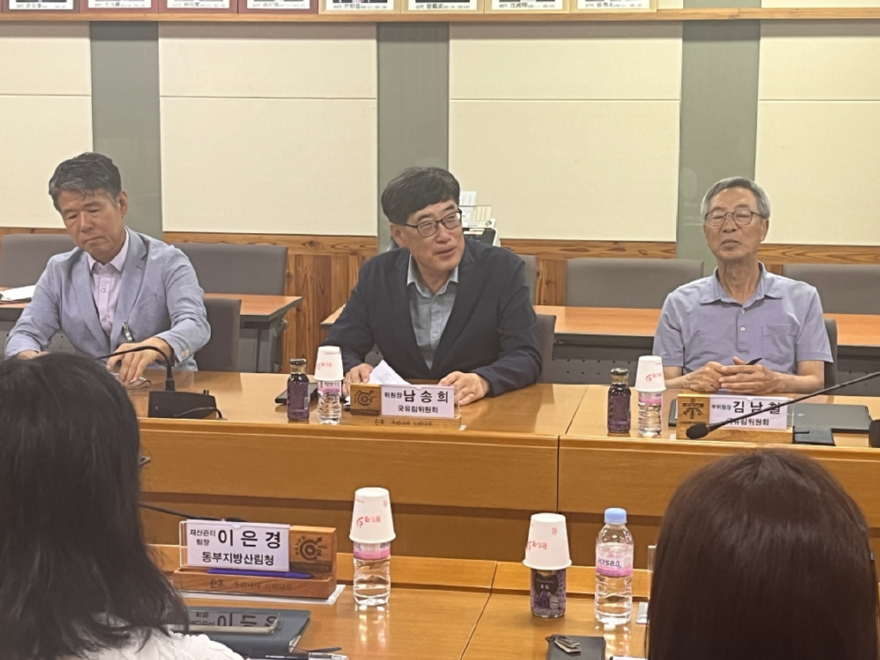 사진1. 남송희 동부지방산림청장(가운데)이 국유림위원회 위원들에게 모두 발언을 하고 있다..jpg