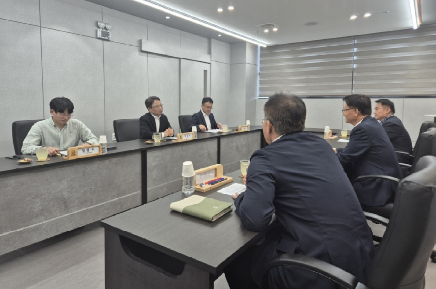 사진1.박은식 산림청장(정면 방향 가운데)이 충북 청주 한국산림재난안전기술공단을 방문해 주요 현안 및 산림재난 관리 체계를 점검하고 있다.jpg