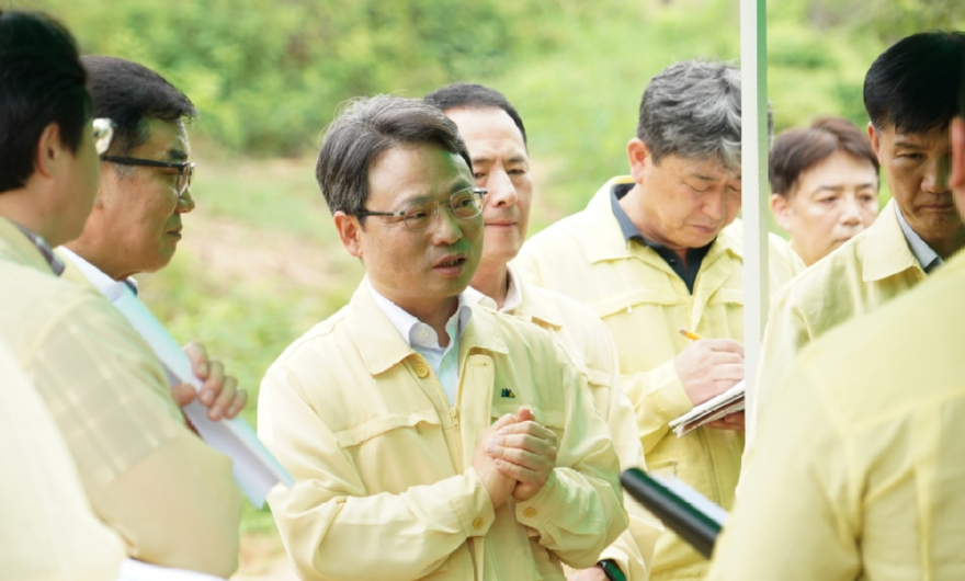 사진1.박은식 산림청장(가운데)이 21일 전북 정읍시 수종전환 사업지를 둘러보며 태풍에 대비한 현장 안전관리 및 재해 위험성을 점검하고 있다.jpg
