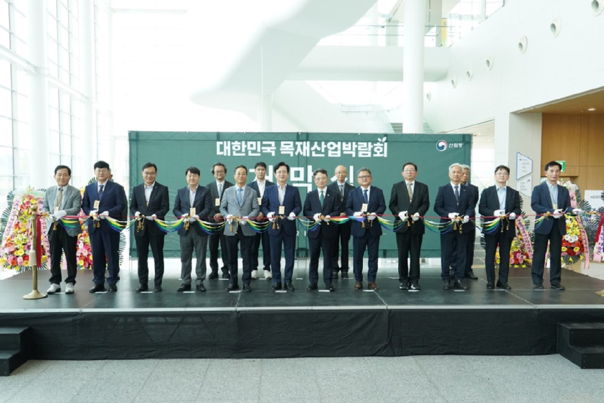사진1.박은식 산림청장이(오른쪽에서 여섯번째)이 허태정 대전시장(왼쪽에서 여섯번째)과 27일 ‘2026 대한민국 목재산업박람회 개막식’에서 기념 촬영을 하고 있다.jpg