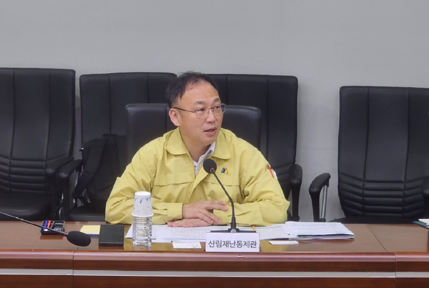 사진1.이용권 산림청 산림재난 통제관이 28일 정부세종청사에서 ‘제2차 범부처 사면관리 협의체’ 회의를 주재하고 있다.jpg