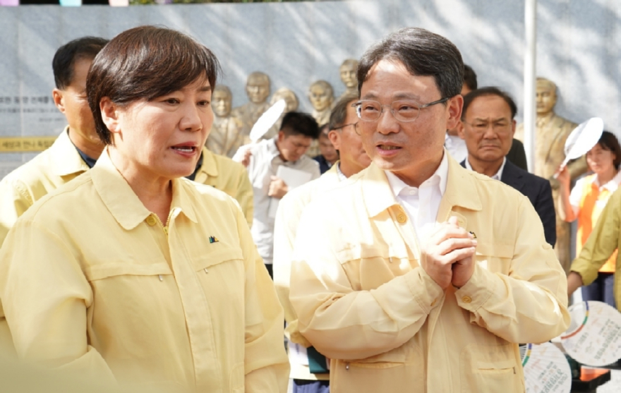 사진1.송미령 농림축산식품부장관(왼쪽)과 박은식 산림청장(오른쪽)이 8일 경기도 양평군 소나무재선충병 방제사업지에서 관계자들과 의견을 나누고 있다.jpg