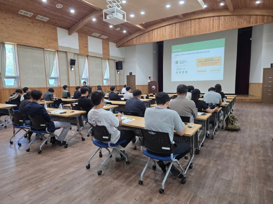 사진1.산림청은 8일 국립상당산성자연휴양림에서 공·사유림 내 산림OECM 등록 확대를 위한 설명회를 개최했다.jpg
