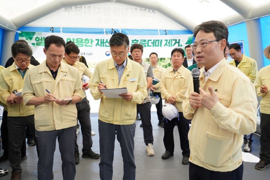 사진1.박은식 산림청장(앞줄 오른쪽 첫번째)이 4일 경남 남해군 창선면 일원에서 헬기를 활용한 산림 내 소나무재선충병 방제 훈증더미 수집·운반 현장을 점검하고 있다.jpg