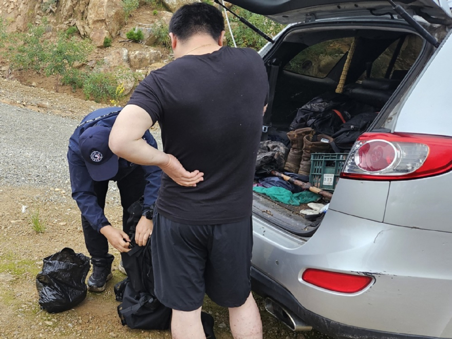 사진3.산림특별사법경찰이 가을철 산림 내 불법행위를 집중 단속을 하고 있다.jpg