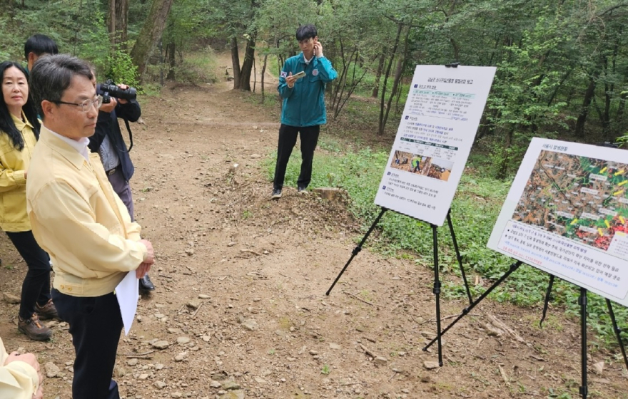 사진1.박은식 산림청장(맨 앞)이 11일 서울 강남구 개포동 일원의 소나무재선충병 신규발생 현장을 찾아 방제작업 추진 현황을 점검하고 조기 청정지역 전환을 위한 방안을 논의하고 있다.jpg