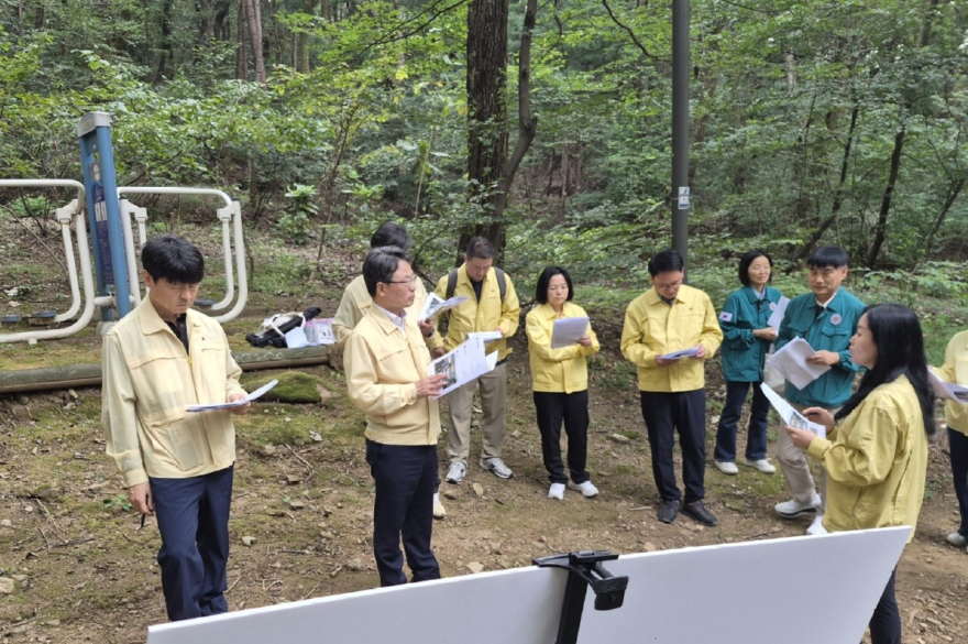 사진2.박은식 산림청장(왼쪽에서 두번째)이 11일 서울 강남구 개포동 일원의 소나무재선충병 신규발생 현장을 찾아 방제작업 추진 현황을 점검하고 조기 청정지역 전환을 위한 방안을 논의하고 있다.jpg