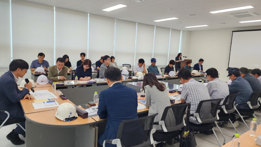 사진1.산림청은 10일 전북특별자치도 김제시 국립새만금수목원 조성사업 현장에서 ‘제11차 국립새만금수목원 지역협의회’를 개최하고 있다.jpg