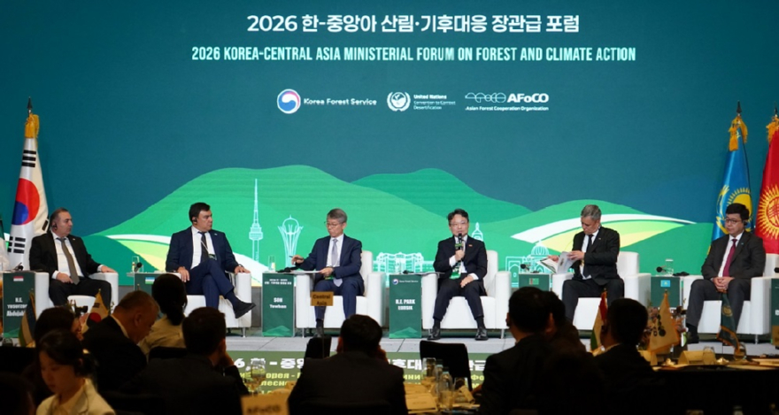 사진2.박은식 산림청장(오른쪽 세번째)이 14일 2026 한-중앙아시아 산림·기후대응 장관급 포럼에서 토론을 하고 있다.JPG