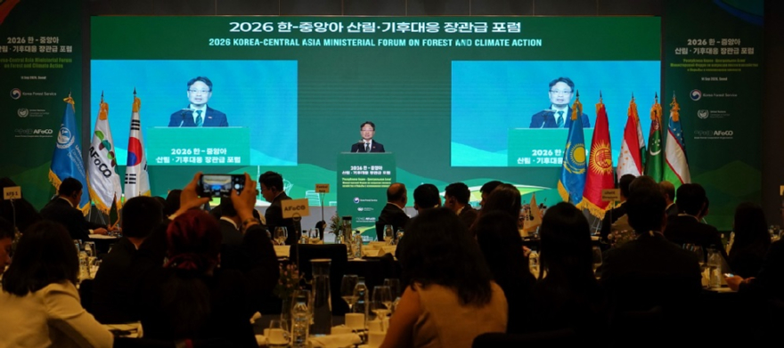 사진1.박은식 산림청장이 14일 2026 한-중앙아시아 산림·기후대응 장관급 포럼에서 개회사를 하고 있다.JPG
