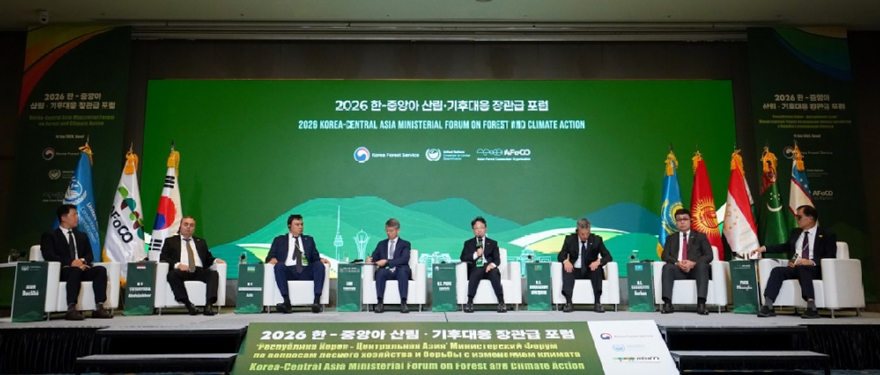 사진3.박은식 산림청장(오른쪽 네번째)이 14일 2026 한-중앙아시아 산림·기후대응 장관급 포럼에서 토론을 하고 있다.JPG