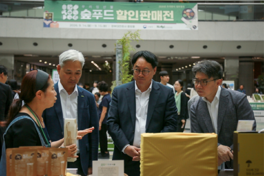 사진2.임하수 산림청 차장(정면방향 가운데)과 최무열 한국임업진흥원장(정면방향 왼쪽)이 정부대전청사에서 열린 ‘2026년 추석맞이 숲푸드 임산물 특별판매전’_을 찾아 임업인들을 격려하고 있다.jpg