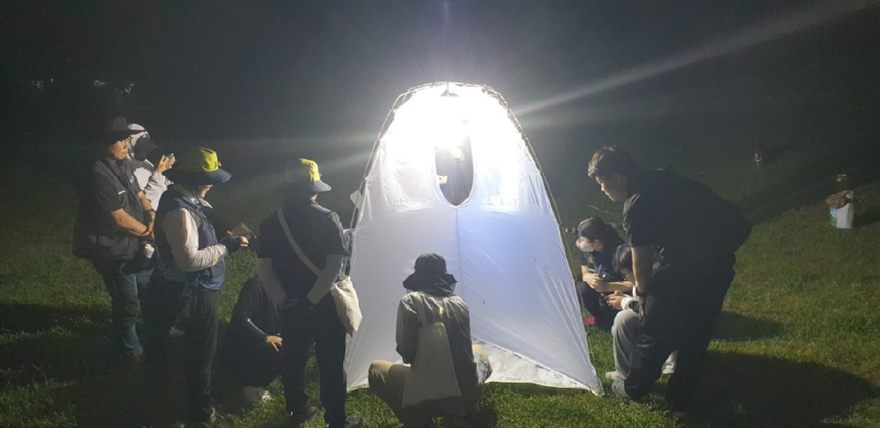 사진2.OECM네이처 챌린지 프로그램 참가자들이 야간 곤충 탐사를 하고 있다.jpg