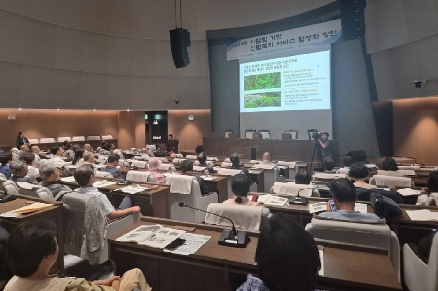 사진1.산림청은 16일 서울 종로구 한국불교역사문화기념관에서 ‘사찰림 기반 산림복지 활성화 방안 포럼’을 개최했다.jpg