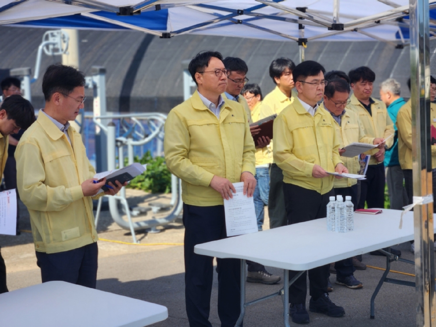 사진1. 임하수 산림차장(앞줄 가운데)이 22일 충남 서산시 팔봉면 진장리 재선충병 방제현장을 찾아 효율적인 방제방법과 피해목의 이용 활성화 방안을 논의하고 있다.jpg