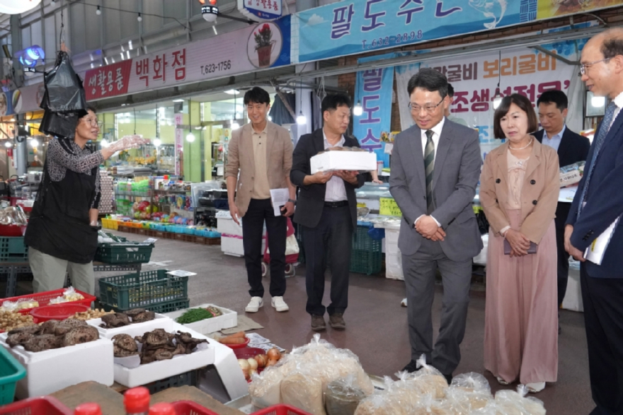사진1.박은식 산림청장(가운데)이 22일 추석명절을 앞두고 대전시 중리전통시장을 찾아 임산물 등의 가격 동향을 살피고 직접 물품을 구입하고 있다.jpg