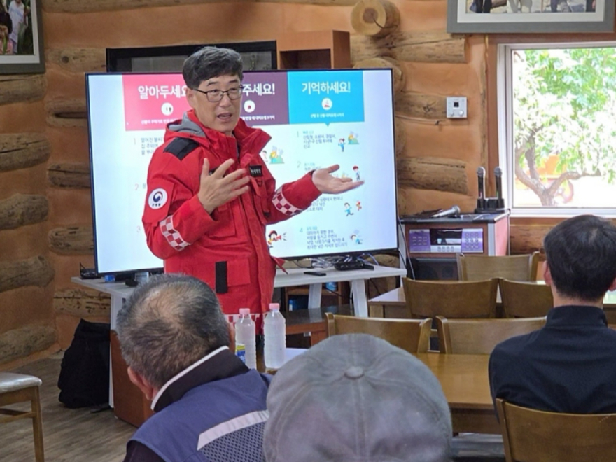 사진1. 남송희 동부지방산림청장이 양양 어성리 마을주민들을 대상으로 산불 예방 수칙을 설명하고 있다.JPG