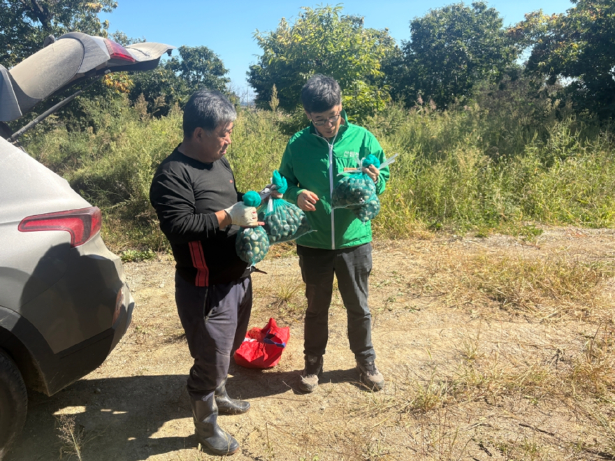 사진1. 남송희 동부지방산림청장(녹색 점퍼)이 밤 재배 임업인의 애로사항을 청취하고 있다..jpg